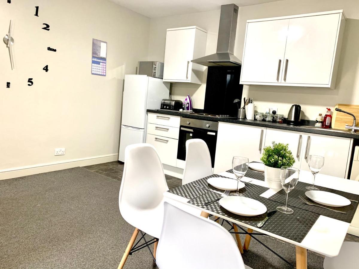 ويكفيلد Free, Large Car Park Apartment المظهر الخارجي الصورة