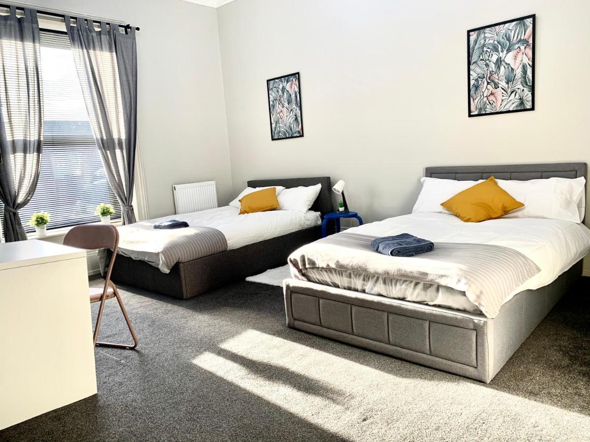 ويكفيلد Free, Large Car Park Apartment المظهر الخارجي الصورة