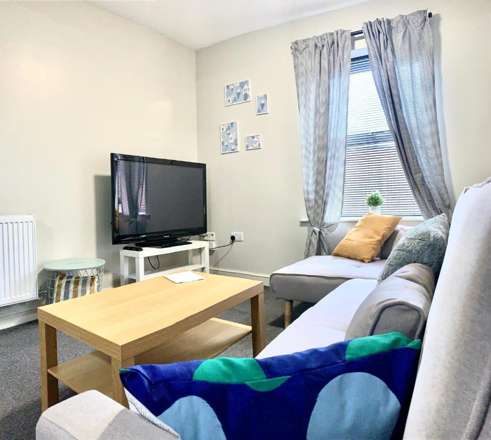 ويكفيلد Free, Large Car Park Apartment المظهر الخارجي الصورة