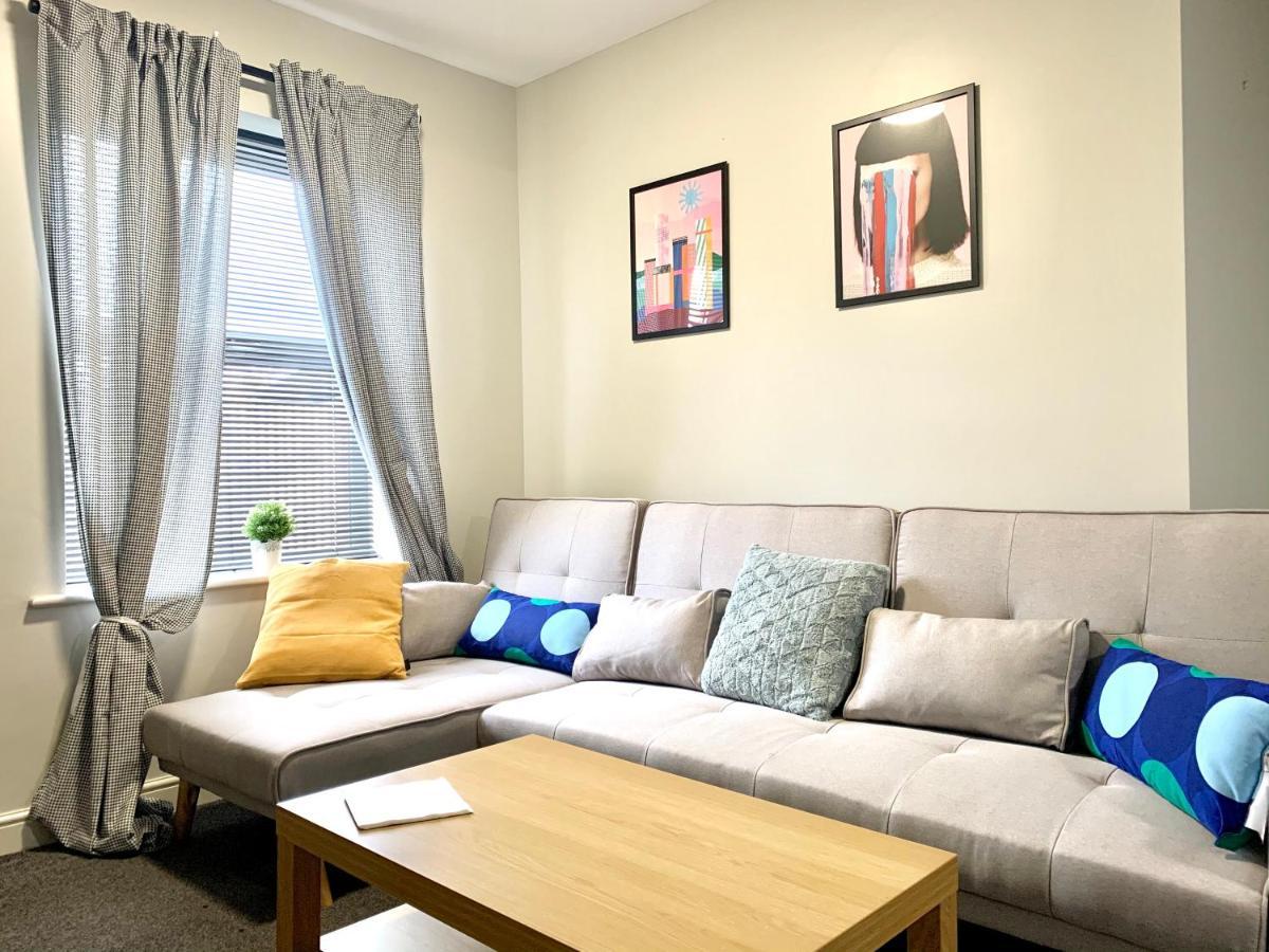 ويكفيلد Free, Large Car Park Apartment المظهر الخارجي الصورة